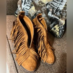 Shoes worn once. Didn’t like how they looked on me. Bought from a boutique